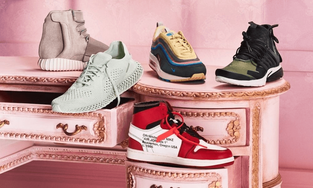 Klarna sneaker stores - 5 famous sneaker shoes on a pink table drawer 